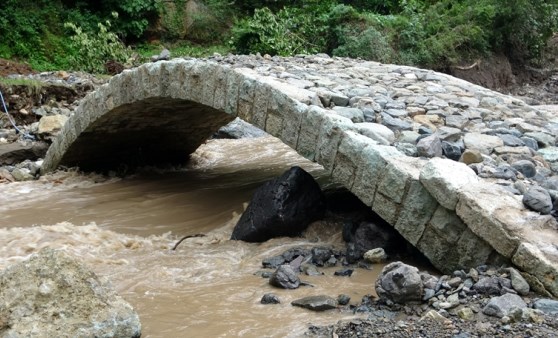 Araklı'da sadece tarihi köprü ayakta kaldı