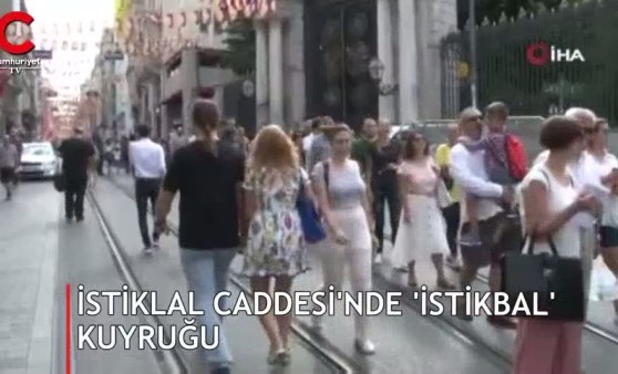 Galatasaray İlkokulu başvuru sırası İstiklal Caddesi'ne taştı