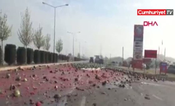 TIR devrildi, yol karpuz tarlasına döndü (03.06.2019)(Video Haber)