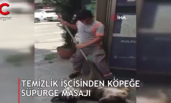 Temizlik işçisinden köpeğe süpürge masajı