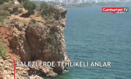 Antalya falezlerde tehlikeli anlar!