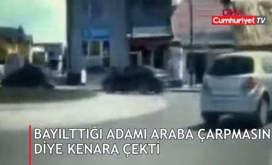 Bayılttığı adamı araba çarpmasın diye kenara çekti