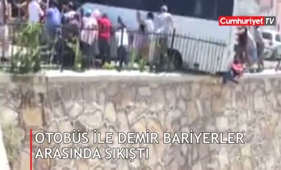 Korkunç görüntü! Otobüs ile demir bariyerlerin arasına sıkıştı