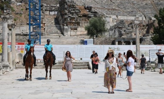 Atlı jandarma plajlarda görevde