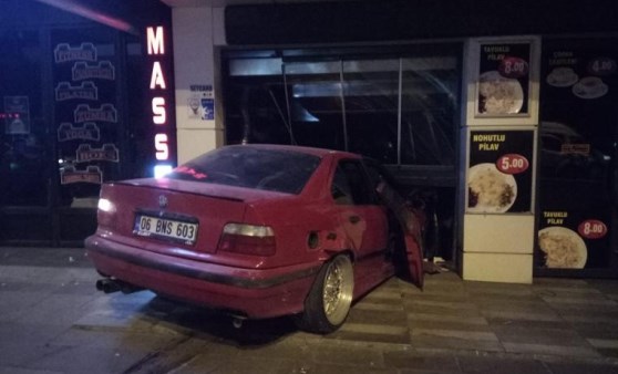 Ankara'da 3 araca çarpan otomobil, dükkana girdi