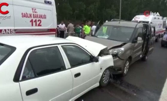 TEM'de otomobiller kafa kafaya çarpıştı