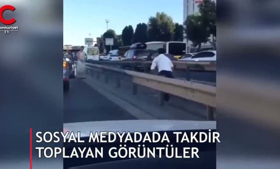 Akan trafiğe aldırış etmedi, hayatını tehlikeye attı! Sosyal medyada gündem oldu