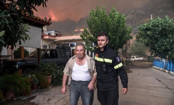 Yunanistan'daki yangının kontrolden çıktı: 2 köy boşaltılıyor