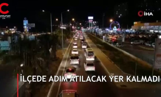 Tatilciler akın etti! Tüm cadde ve bulvarlarda trafik kilitlendi