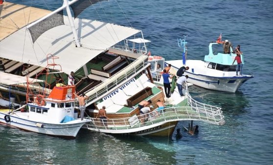 Sinop'ta gezi teknesi karaya oturdu