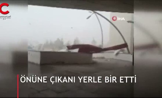 Önüne ne çıktıysa söktü attı!