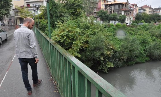 Irmak siyaha döndü, toplu balık ölümleri başladı