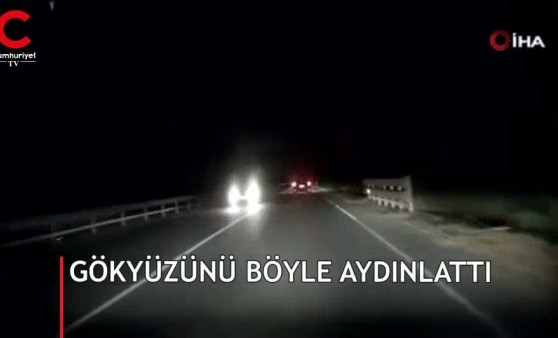 Araç kamerası kaydetti: Gökyüzü bir anda aydınlandı