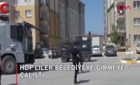 HDP'liler belediyeye girmeye çalıştı