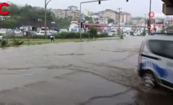 Trabzon’da şiddetli yağış sonrası yollar göle döndü