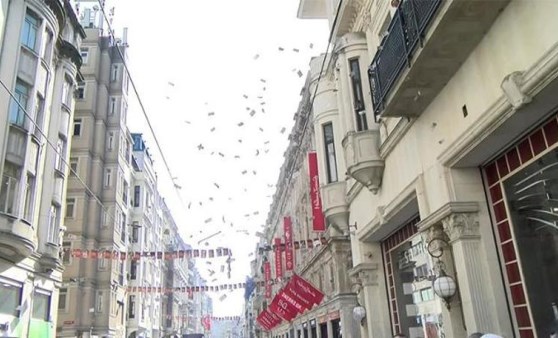 İstiklal Caddesi'nde para saçtı, herkes düşen paraları topladı