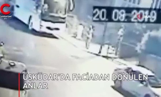 Freni boşalan park halindeki otobüs üç aracı ezdi