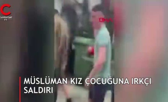 Sokakta yürüdüğü sırada saldırıya uğradı: Tekmeleyip, yumurta attılar