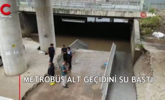 Fikirtepe’de su basan metrobüs alt geçidi havadan görüntülendi