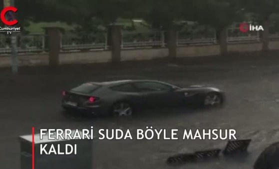 Caddebostan’da milyon liralık Ferrari suda böyle mahsur kaldı