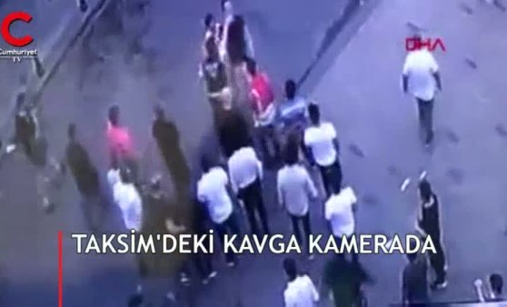 Taksim'de ortalık karıştı! Kavga anı kamerada