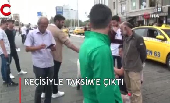 Keçisiyle Taksim'e çıktı, yurttaşların ilgi odağı oldu