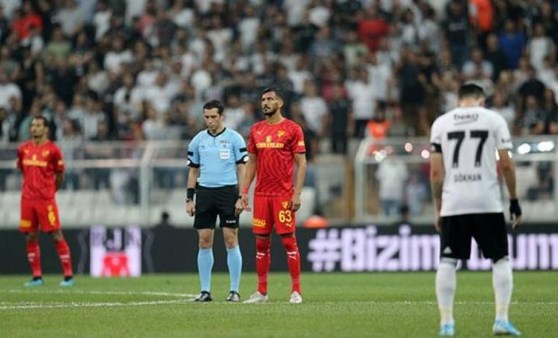 Beşiktaş - Göztepe maçında Emine Bulut için sessiz protesto