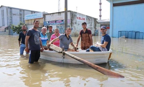 Burası Venedik değil, Samsun! Sel sonrası esnaf dükkanına kayıkla gitti...