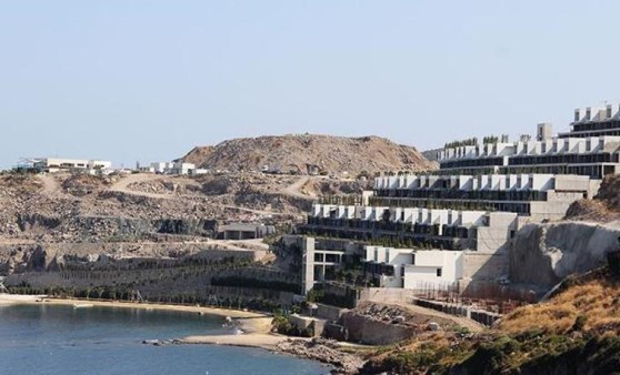 Bodrum'da tartışma yaratan sitede yıkım başladı