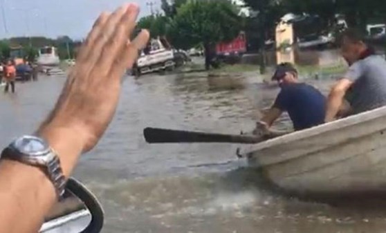 Karadeniz fıkrasını aratmadı... Yolda kürek çektiler!