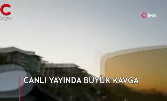 Tekme ve yumruklar havada uçuştu! Laf dalaşıyla başlayan kavgayı canlı yayınladılar