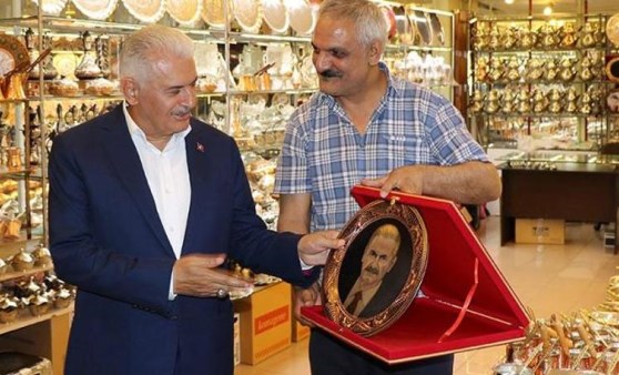 Yıldırım, çatık kaşlı portresini görünce: Herhalde seçim sonucu açıklanırken yapılmış