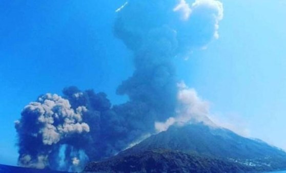 İtalya Stromboli Yanardağı'nda patlama! Bot ile kaçan kişilerin yaşadığı panik anı kamerada