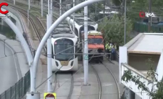 Zeytinburnu'nda tramvay raydan çıktı!