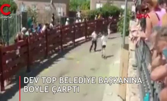 Belediye başkanına dev top böyle çarptı