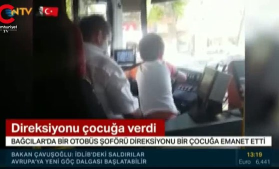 Otobüs şoförü direksiyonu çocuğa verdi