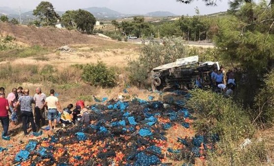 Tarım işcilerini taşıyan şeftali yüklü kamyon devrildi: 5 ölü, 7 yaralı