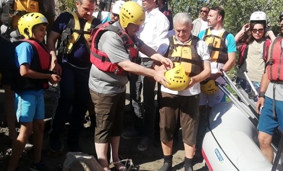 Binali Yıldırım'ın rafting heyecanı: Çocukluğumuzda ırmağa girip çimerdik