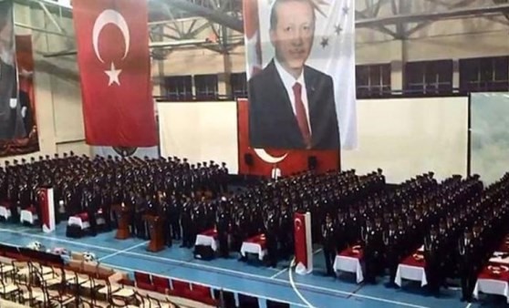 Polis okulu mezuniyetinde ‘Cüneyt Arkın çok yaşa’ diye bağırdılar