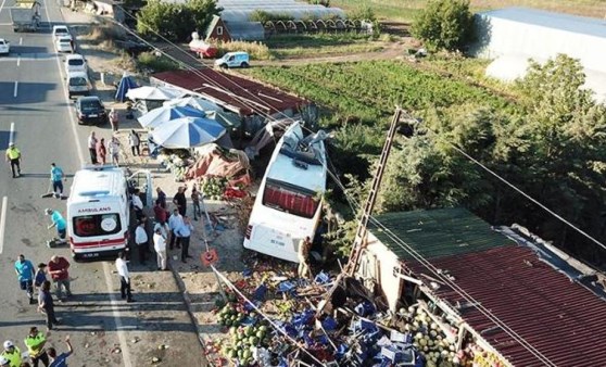 Büyükçekmece'de havaist otobüsü devrildi! Ölü ve yaralılar var