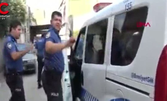 Kadınlar, taciz şüphelisini yakalayıp, polise teslim etti