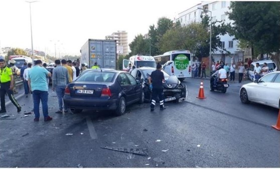 TEM bağlantı yolunda 7 araçlık zincirleme kaza: Yaralılar var