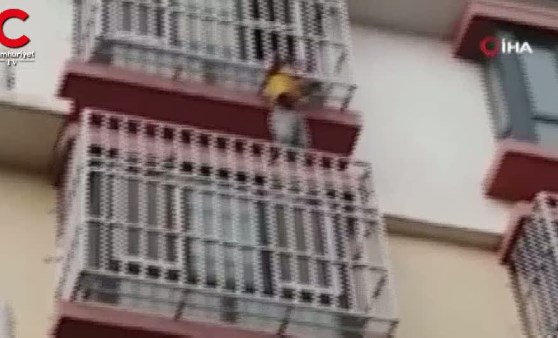 Balkon demirine sıkışan çocuğu itfaiye kurtardı