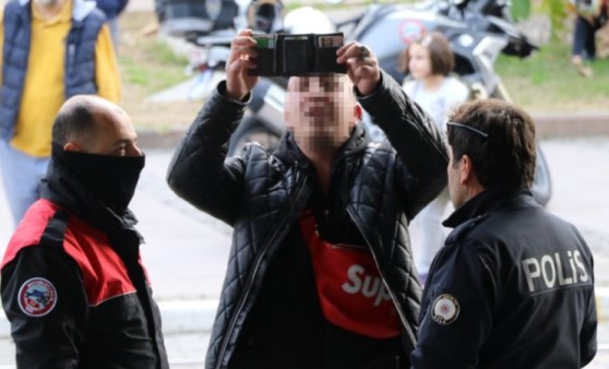 Önce bıçakla dehşet saçtı ardından selfie çekti