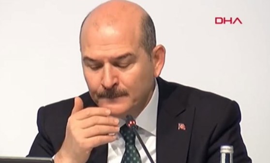 İçişleri Bakanı Süleyman Soylu canlı yayında rahatsızlandı, yayın kesildi