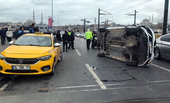 Galata Köprüsü'nde kaza: Otomobil yan yattı!