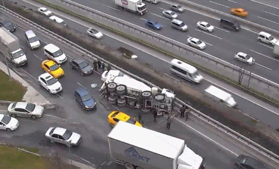 Bağcılar'da beton mikseri devrildi