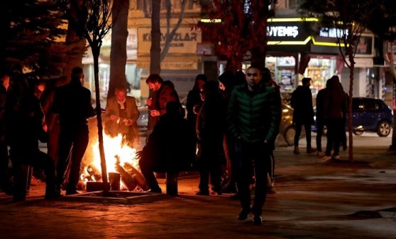 Elazığlılar depremin ardından 2.geceyi de sokakta ve spor salonlarında geçirdi