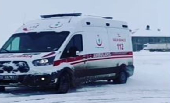 Ambulansla karlı zeminde drift