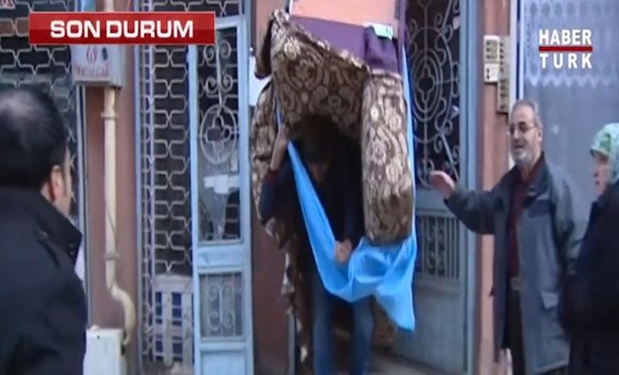 Tehlikeye rağmen hasarlı binalara girip eşya taşıdılar